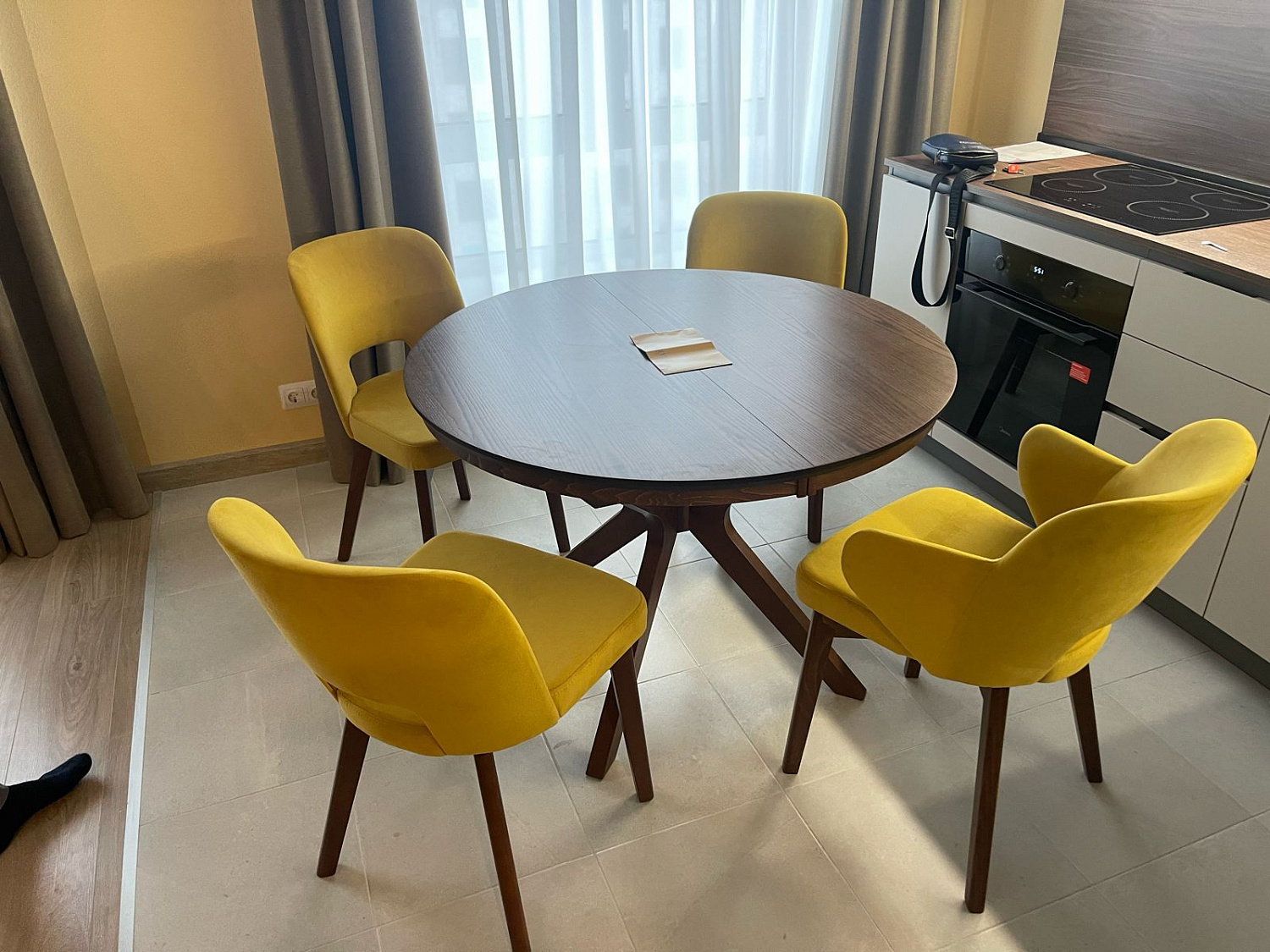 Обеденный круглый стол Casa Mobile Verona 1100 CV - орех американский/шпон ясеня фото