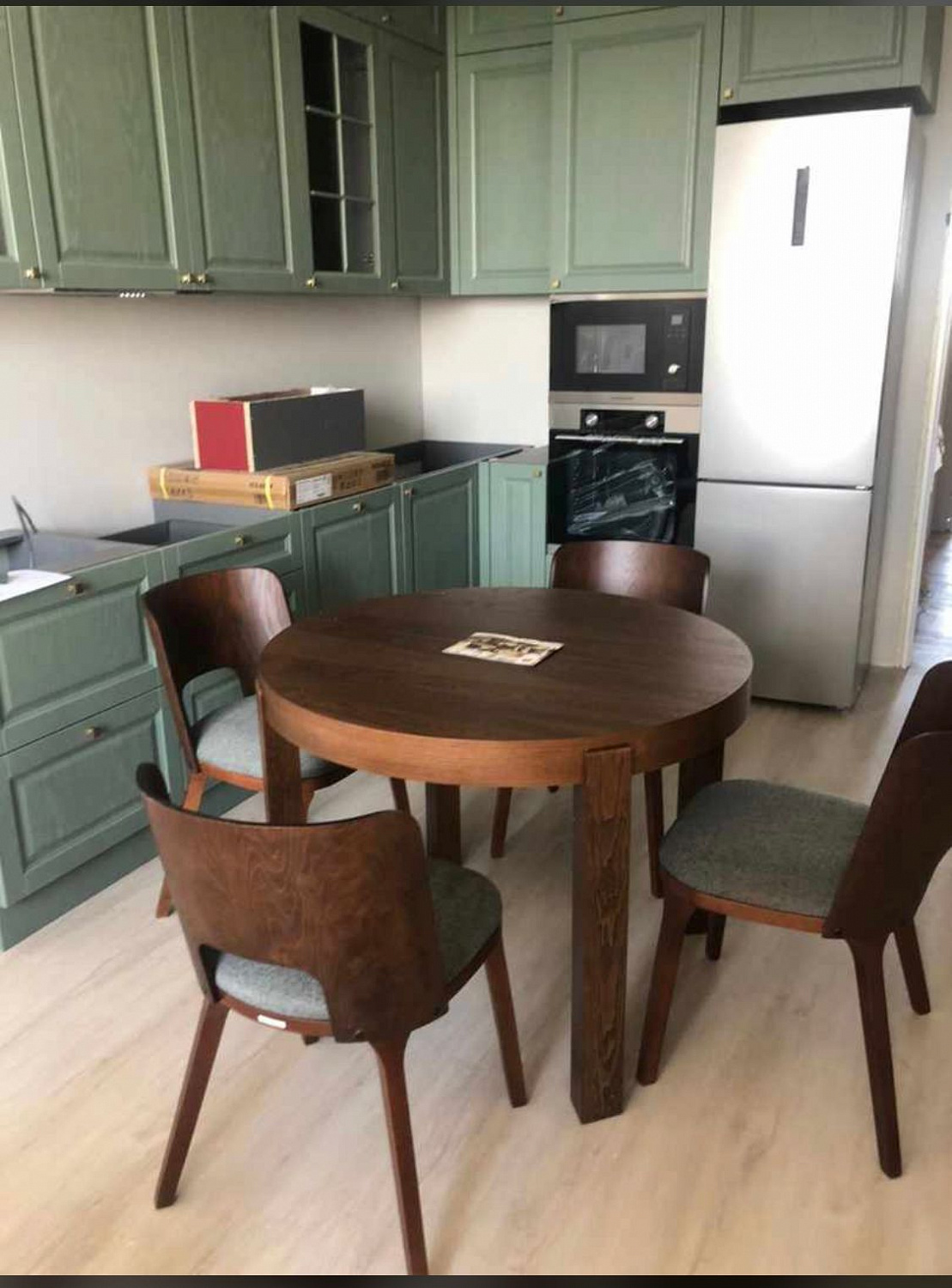 Обеденный круглый стол Casa Mobile CERRO 1000 CV - шпон ясеня/орех американский фото